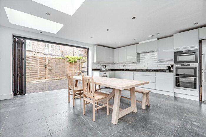 5 Bedroom End Of Terrace House To Rent In Culmstock Road, Between The Commons, SW11