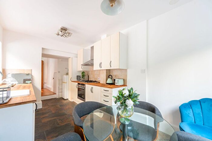 1 Bedroom Flat To Rent In Blagrove Road, North Kensington, London, W10