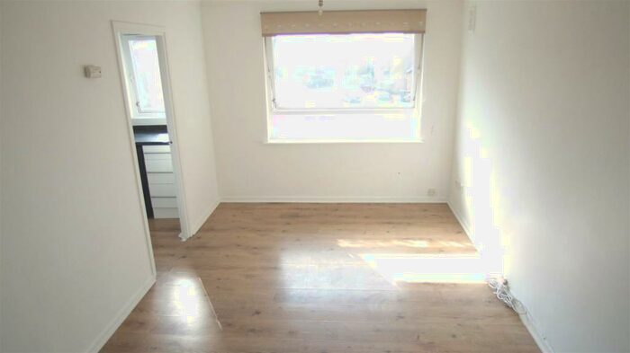Studio To Rent In Braemar Gardens, Slough, Berkshire, SL1