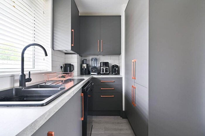 1 Bedroom Flat To Rent In Papworth Gardens, Islington, London, N7