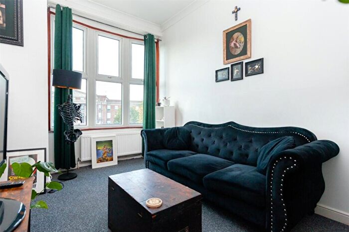 3 Bedroom Flat To Rent In Forest Road, Walthamstow, E17