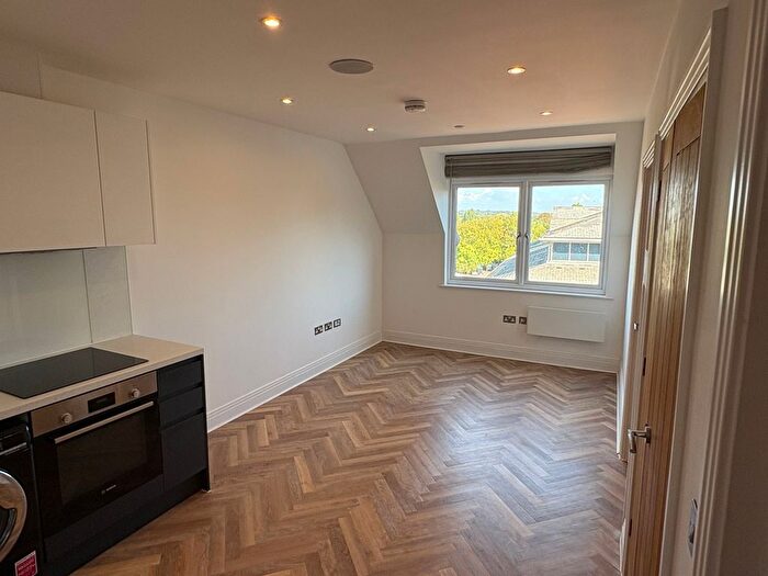 1 Bedroom Flat For Sale In Cleeve Road, Leatherhead, Surrey, KT22