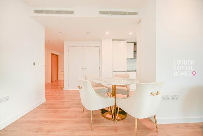 2 Bedroom Apartment To Rent In One Thames Quay, Marsh Wall, E14