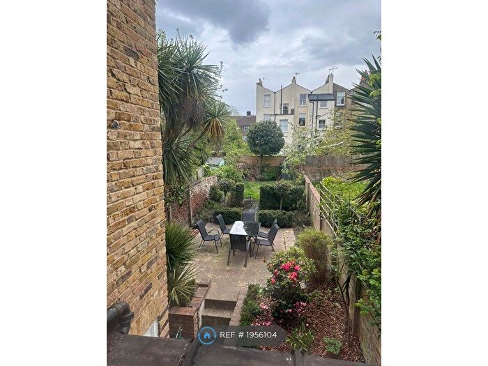 2 Bedroom Flat To Rent In Lansdowne Gardens, London, SW8