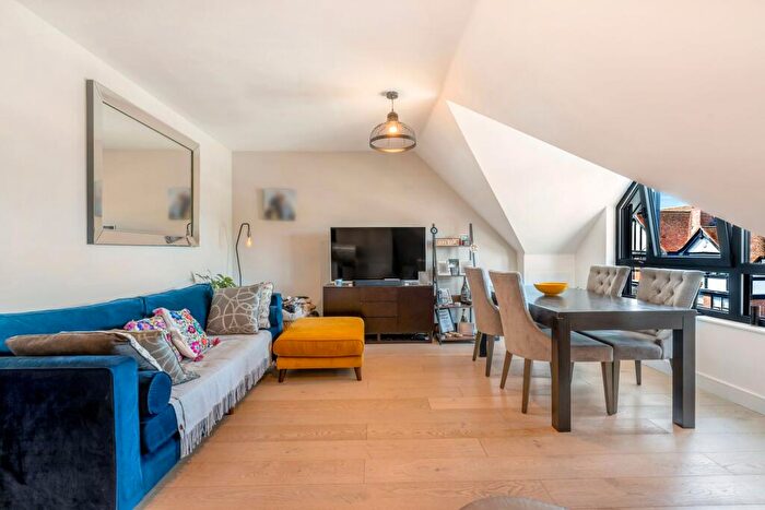 2 Bedroom Apartment For Sale In The Broadway, Cheam, SM3