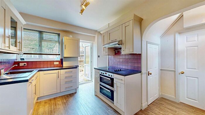 2 Bedroom Detached House For Sale In Thornbury Road, Isleworth, TW7