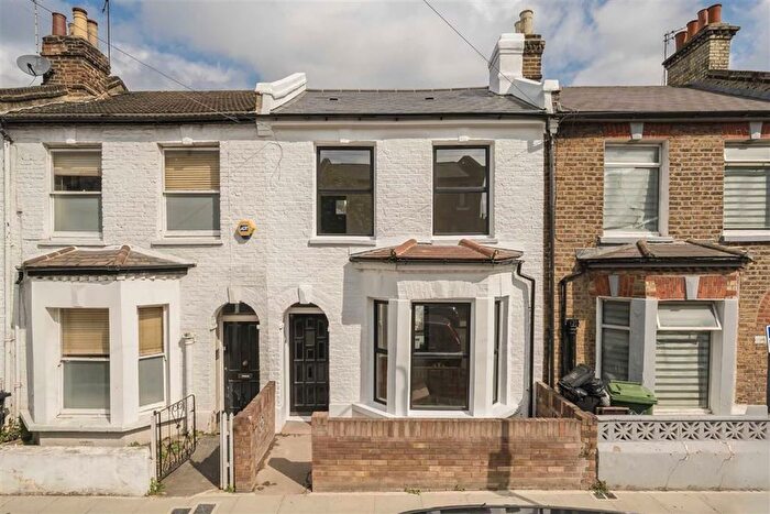 2 Bedroom Property To Rent In Gayford Road, Shepherds Bush, W12