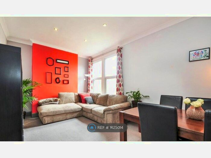 2 Bedroom Flat To Rent In Woodside Park Road, London, N12