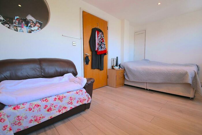3 Bedroom Flat To Rent In Mile End Road, London, E1