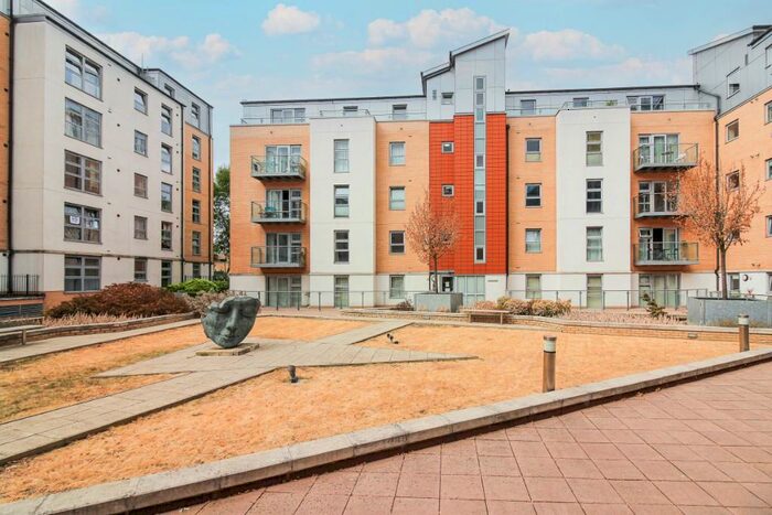 3 Bedroom Apartment To Rent In Queen Mary Avenue, London, E18