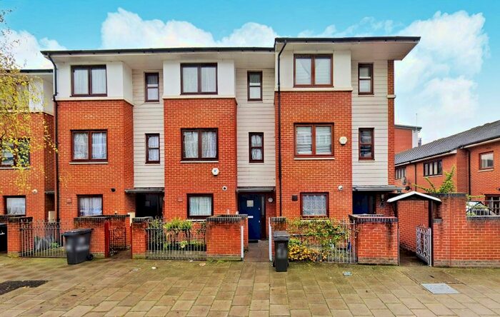 3 Bedroom End Of Terrace House To Rent In Concorde Way, Surrey Quays, London, SE16