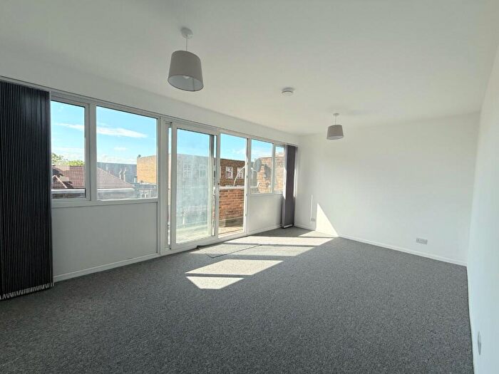 1 Bedroom Apartment To Rent In Centreway, Ilford, IG1