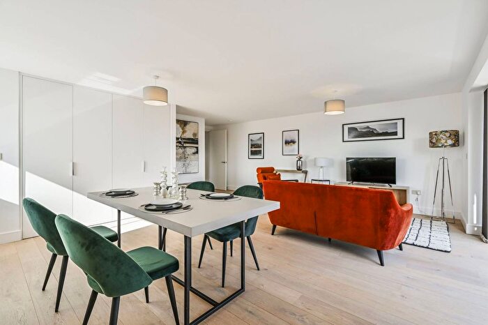 2 Bedroom Flat For Sale In Whetstone Square, Finchley, London, N20