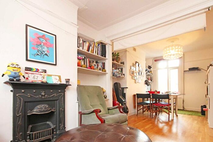 3 Bedroom House To Rent In Grantley Street, Stepney Green, E1