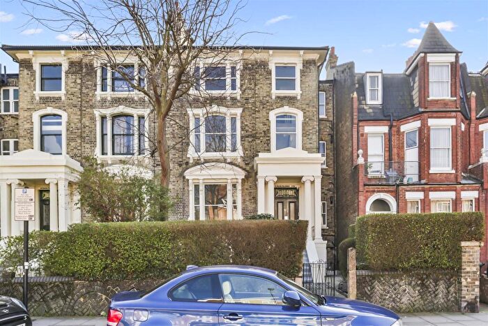 2 Bedroom Flat For Sale In Tollington Park, Finsbury Park, N4