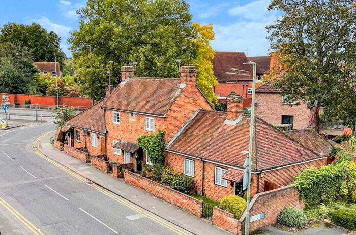 1 Bedroom Terraced House To Rent In Guildford Road, Chertsey, Surrey, KT16