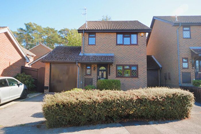 3 Bedroom Link Detached House For Sale In Albert Road Bagshot, GU19