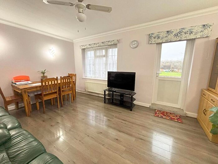 2 Bedroom Flat To Rent In Eastham Crescent, Brentwood, CM13