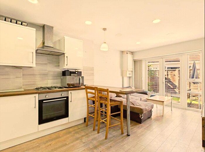 2 Bedroom Maisonette For Sale In Yattendon Road, Horley, Surrey, RH6