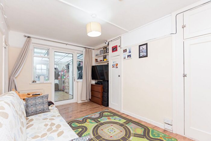 2 Bedroom Maisonette To Rent In Station Close, London, N3