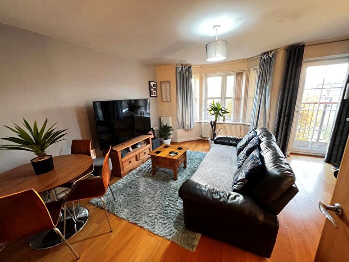 2 Bedroom Flat To Rent In Russell Place, Sale, M33