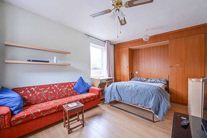 Studio For Sale In Harper Road, Beckton, London, E6