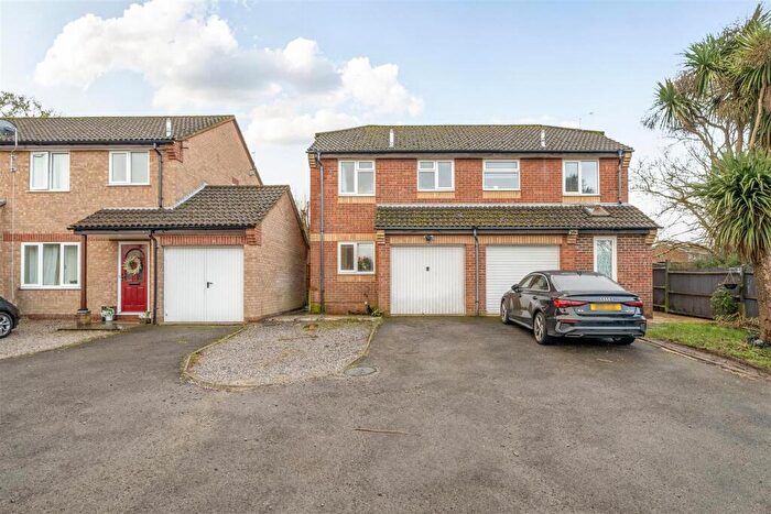 3 Bedroom Semi-Detached House For Sale In Woodstock Close, Hedge End, SO30