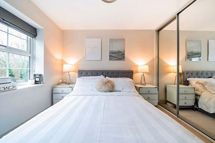 1 Bedroom Flat For Sale In Portsmouth Road, Thames Ditton, KT7