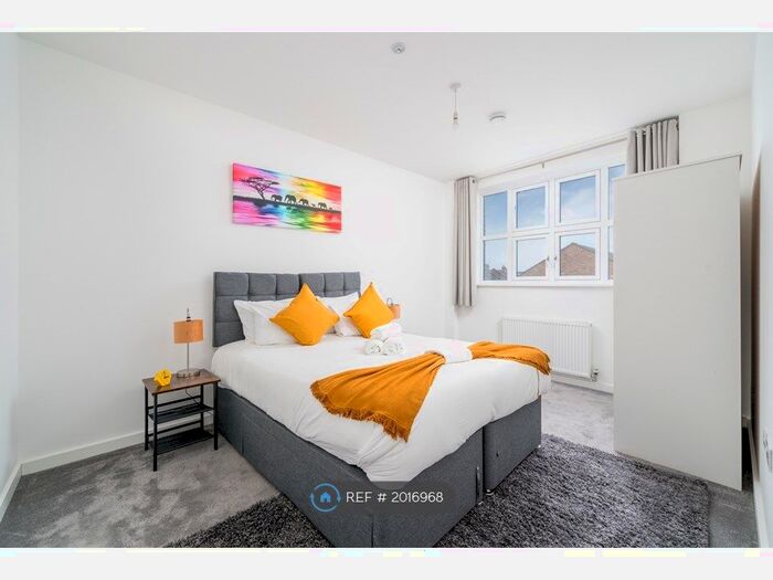 2 Bedroom Flat To Rent In Rembrandt House, Watford, WD18