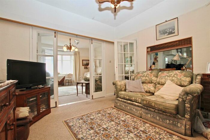 2 Bedroom Detached House For Sale In Undercliff Gardens, Leigh-On-Sea, SS9