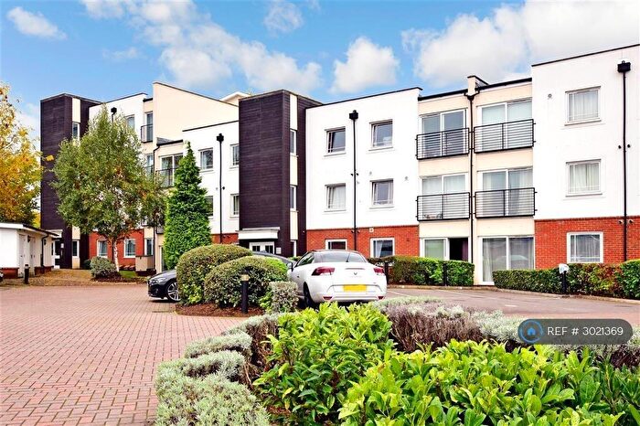 2 Bedroom Flat To Rent In Buffers Lane, Leatherhead, KT22