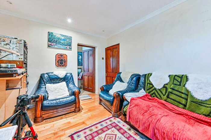 2 Bedroom Flat For Sale In Stamford Hill, Stamford Hill, London, N16