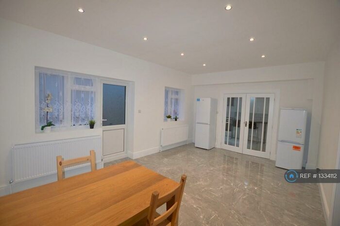 6 Bedroom Semi-Detached House To Rent In Vicarage Road, London, N17