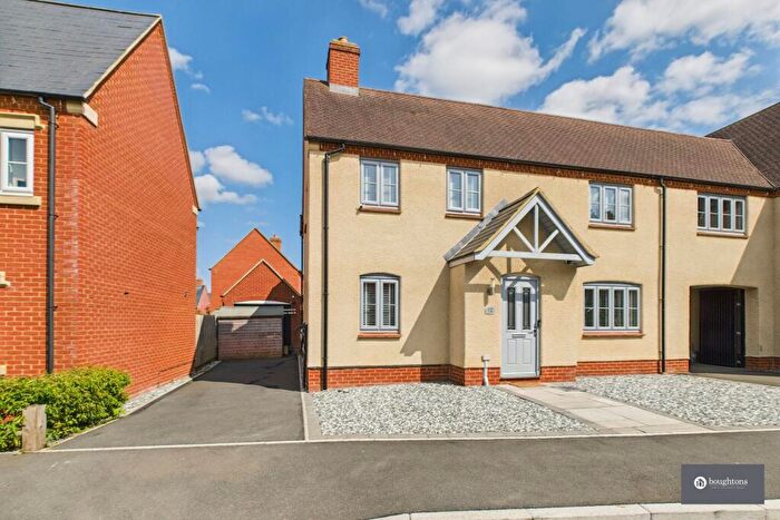 4 Bedroom Link Detached House For Sale In Calypso Lane, Brackley, NN13
