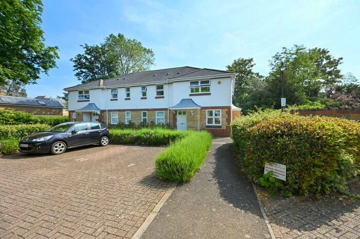 2 Bedroom Flat To Rent In Rosebank Close, Twickenham, Teddington, TW11