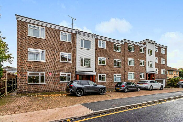 2 Bedroom Flat To Rent In South Bank, Surbiton, KT6