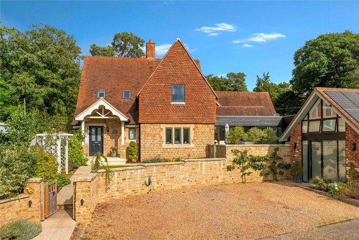 5 Bedroom Semi-Detached House For Sale In School Lane, Shackleford, Godalming, Surrey, GU8