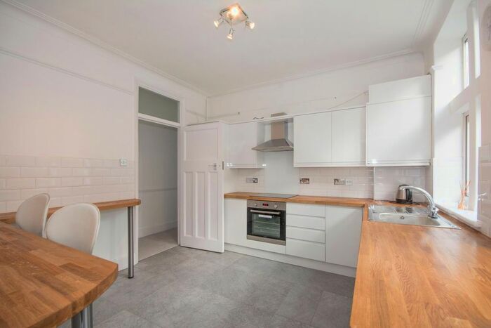3 Bedroom Flat To Rent In Hazelbourne Road, London, SW12