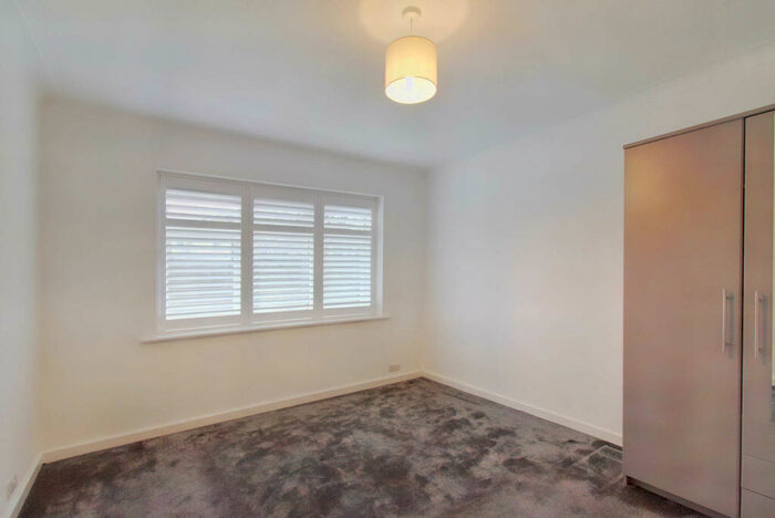 1 Bedroom Flat For Sale In Lincoln Close, South Norwood, SE25