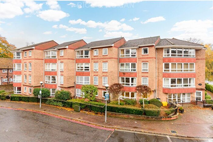 2 Bedroom Flat For Sale In Ashley Avenue, Epsom, KT18