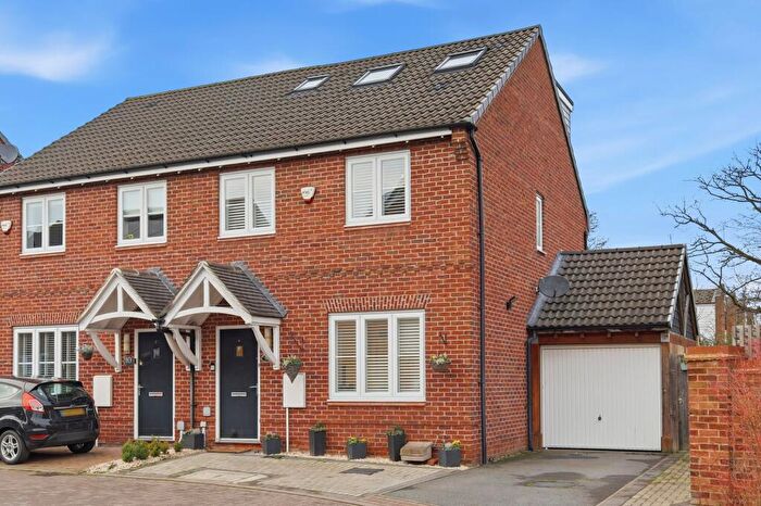 4 Bedroom Semi-Detached House For Sale In Maple Lane, Wickford, SS11