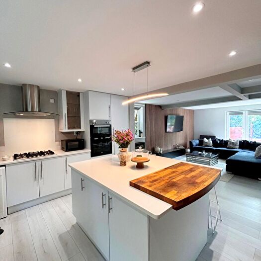 2 Bedroom Apartment To Rent In Bowring Manor, Larch Close, L19