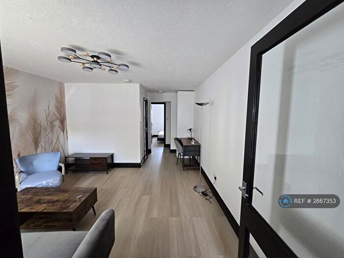 1 Bedroom Flat To Rent In School House Gardens, Loughton, IG10