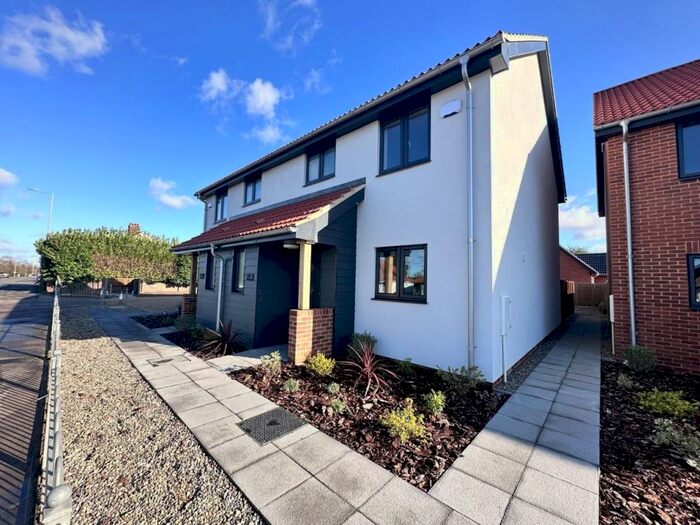 3 Bedroom Semi-Detached House To Rent In North Walsham Road, Norwich, NR6