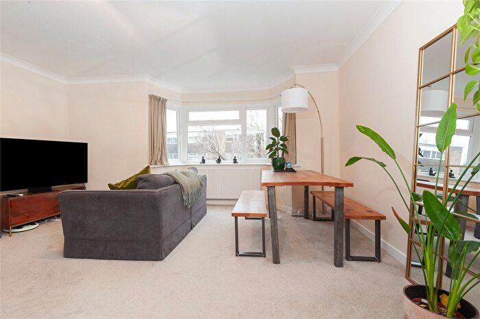2 Bedroom Flat To Rent In Kingswood Close, Surbiton, KT6
