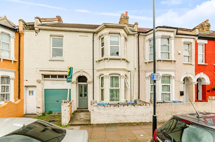 3 Bedroom Flat For Sale In Huddlestone Road, Willesden, London, NW2
