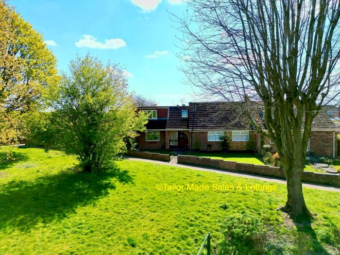 4 Bedroom Bungalow For Sale In Bradfield Close, Allesley Park, Coventry