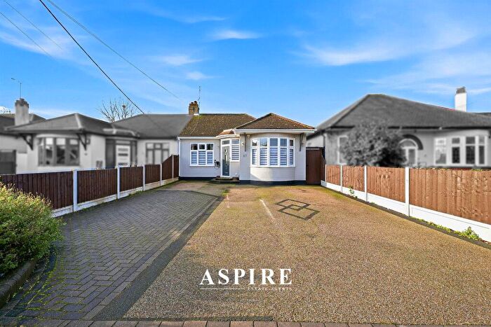 3 Bedroom Semi-Detached Bungalow For Sale In Video Presentation Inside - Spencer Gardens, SS4