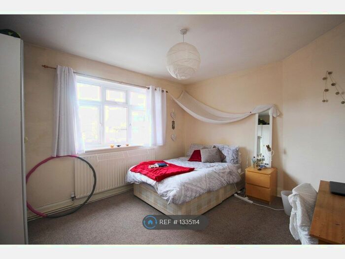 3 Bedroom Flat To Rent In Weston Court, Kingston Upon Thames, KT1