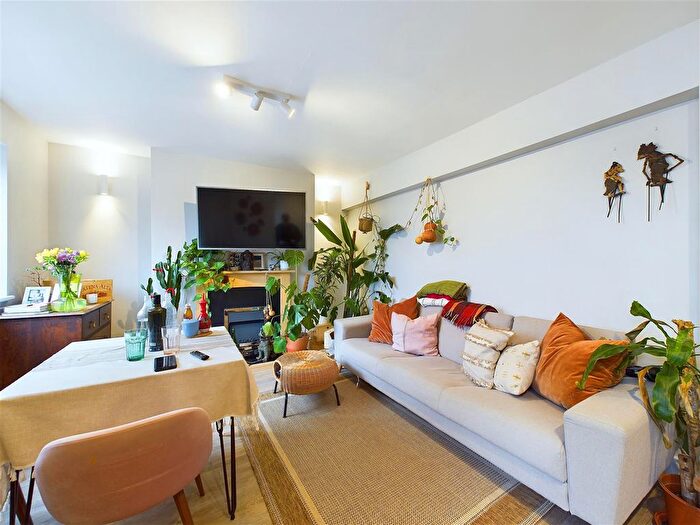 2 Bedroom Flat To Rent In Rosemont Road, London, W3